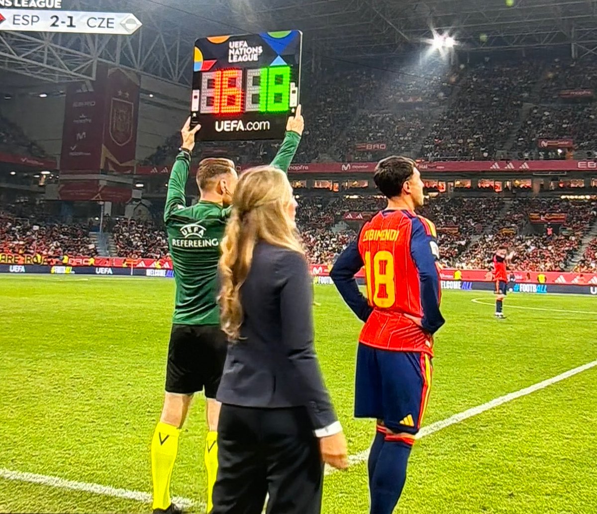 bIuezoya's tweet photo. all 3 arsenal players on the pitch for spain at the same time #crazy https://t.co/QdbrVIGWxi