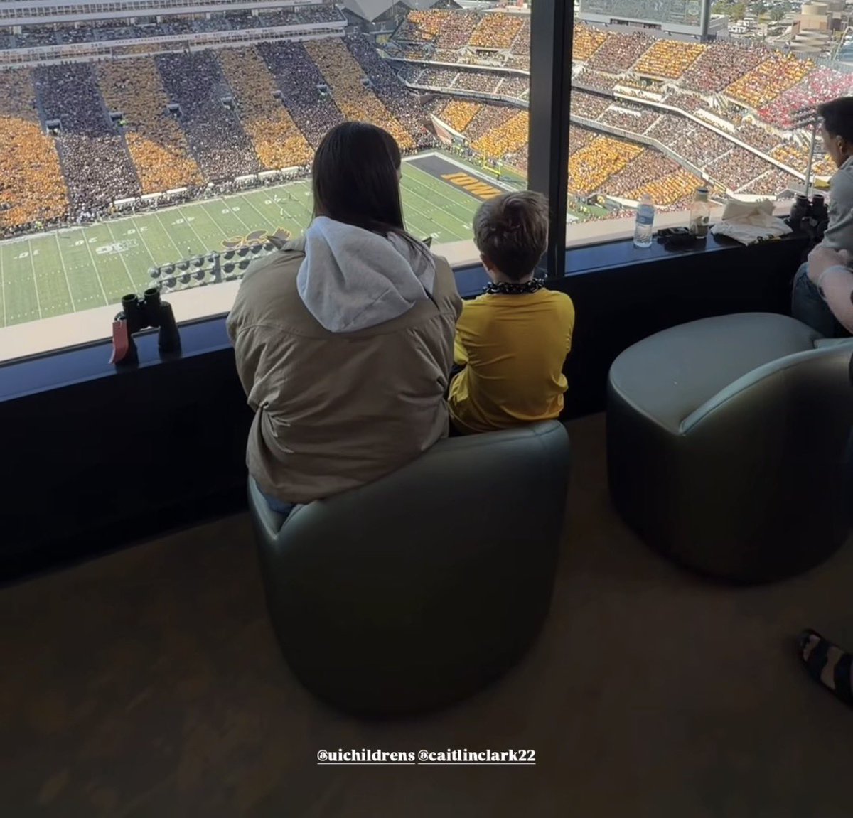 sophstcrs's tweet photo. they try so hard to dehumanize her and make her out to be this evil, despicable person. meanwhile? she’s watching the football game from the children’s hospital with all the kids who are sick. because THAT is who caitlin clark is. proud as ever, 22.💛🖤 https://t.co/7iik3oE5xF