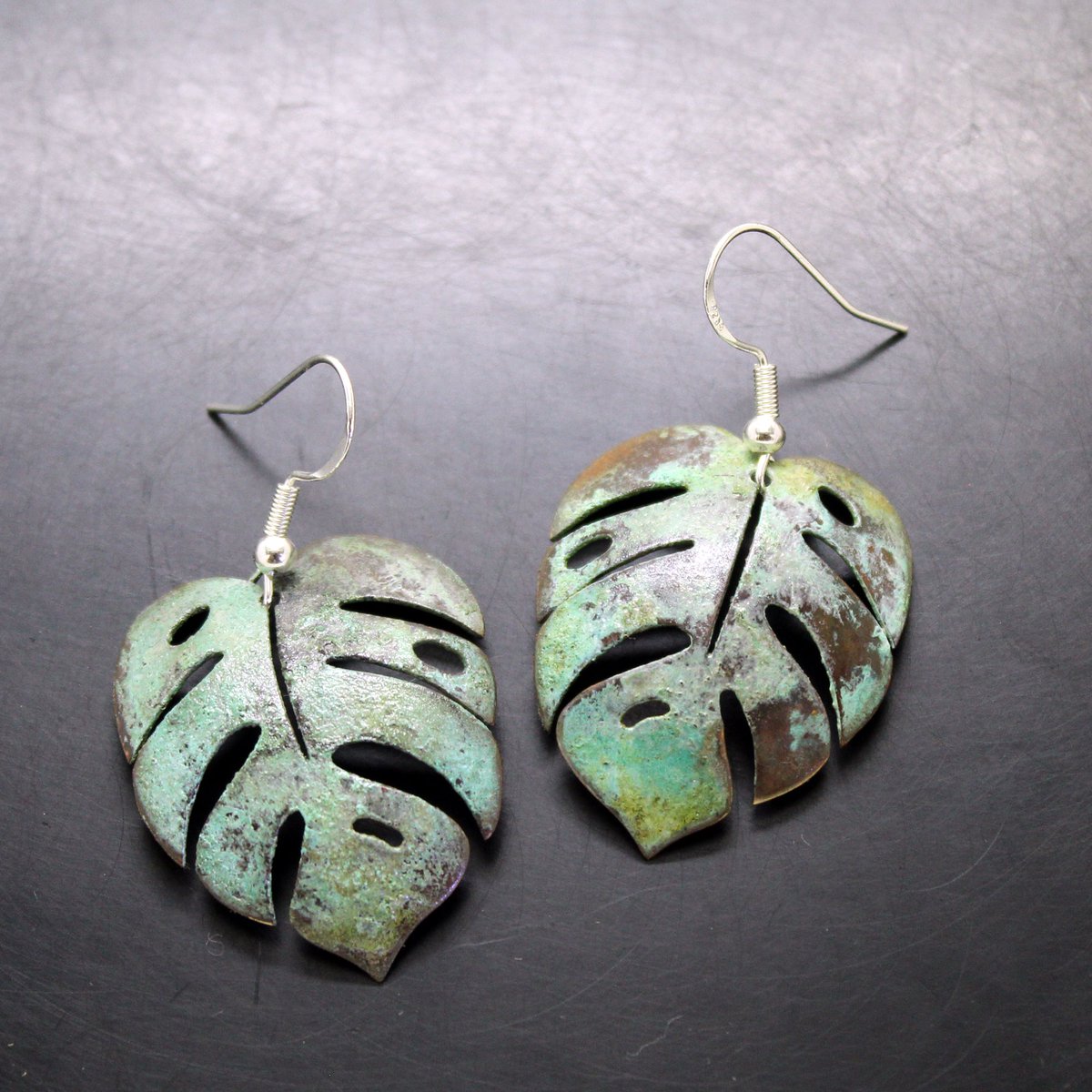 Plataica's tweet photo. #Pendientes hojas 🍃 de #monstera en latón y #plata925
El complemento perfecto para cualquier estilo, son elegantes, únicos y atemporales 😜
👉 https://t.co/o40BPq5hLL
#CostilladeAdán #latón #brassjewelry #handmade #joyeríaartesanal https://t.co/npDgHfd4uP