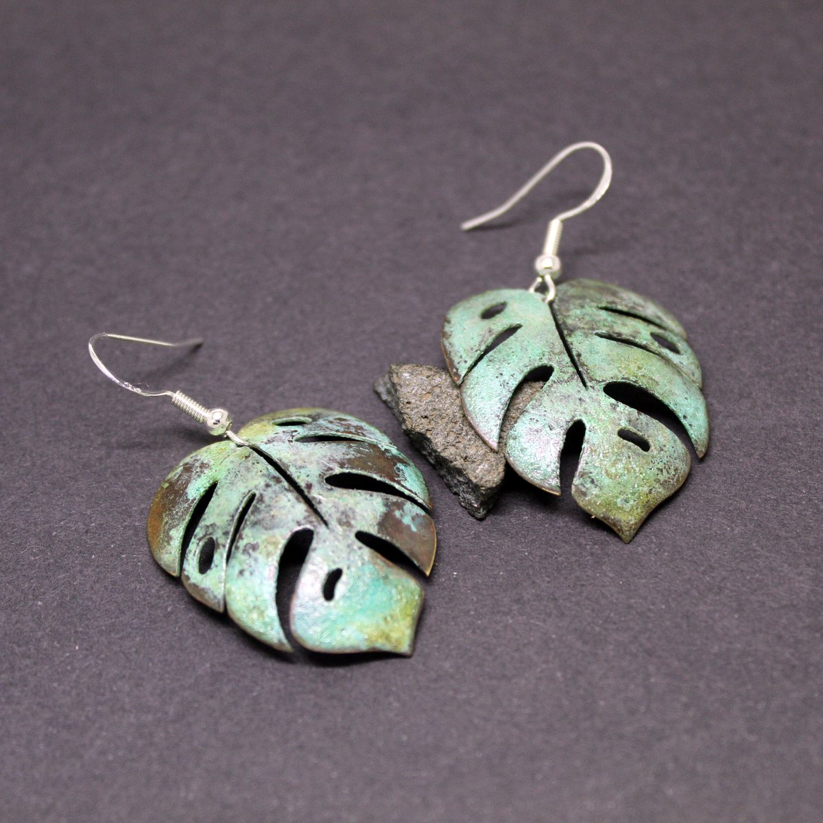 Plataica's tweet photo. #Pendientes hojas 🍃 de #monstera en latón y #plata925
El complemento perfecto para cualquier estilo, son elegantes, únicos y atemporales 😜
👉 https://t.co/o40BPq5hLL
#CostilladeAdán #latón #brassjewelry #handmade #joyeríaartesanal https://t.co/npDgHfd4uP