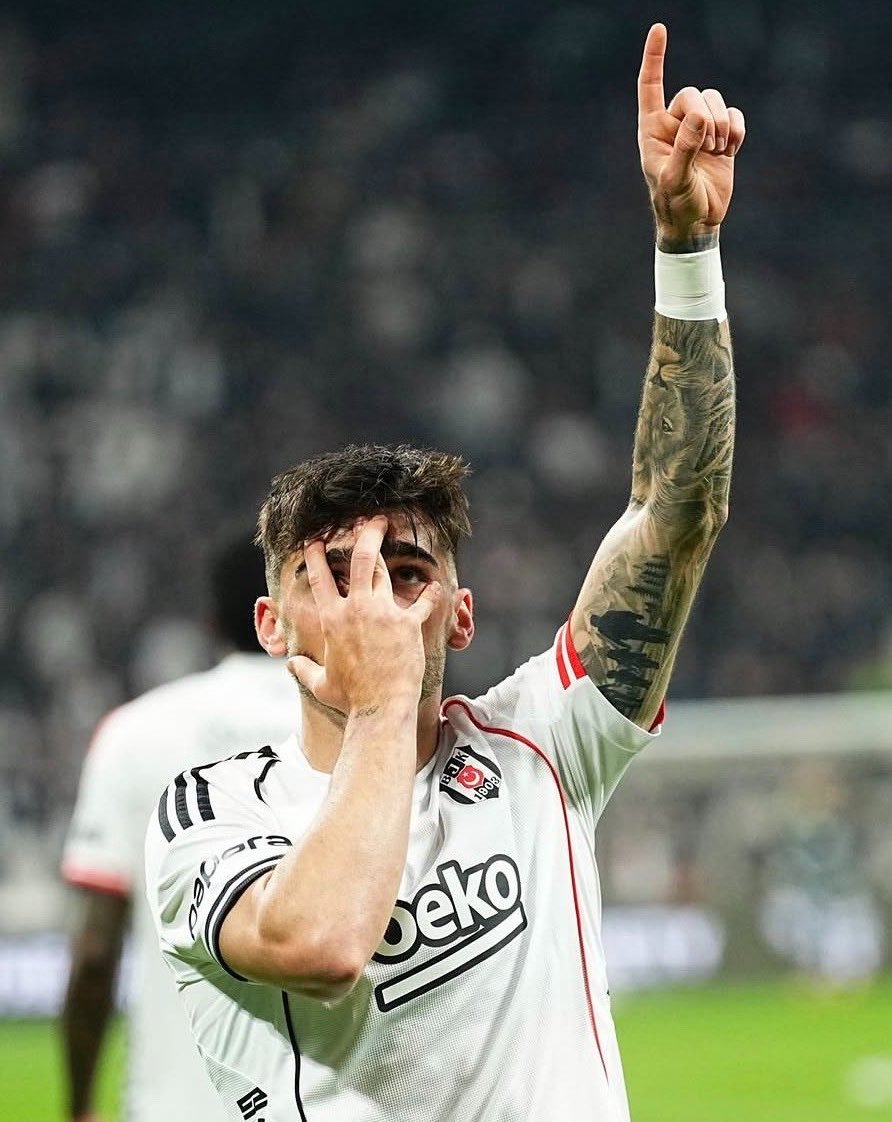 Bogazin_kartal's tweet photo. Jota Silva: 

"Türkiye’de insanların futbola tutkusu inanılmaz. Rafa Silva, kulüpten ayrılmaya hazırlandığı sırada bir çocuk trafikte arabadan çıkıp Rafa’nın arabasının yanında koşmuş ve camına vurarak kalması için ondan ricada bulunmuş. Üstelik trafik akarken yapmış bunu." https://t.co/aoiGrxTDr5
