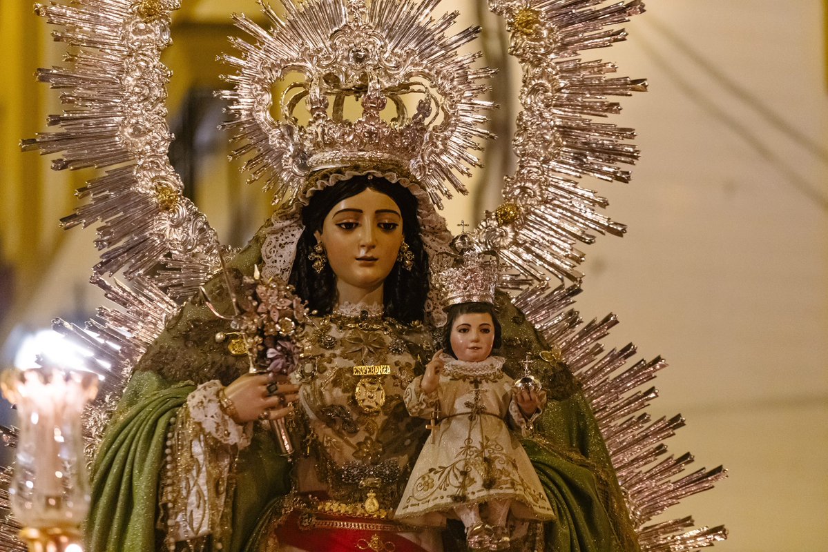 Lapazmalaga's tweet photo. La 𝙑𝙞𝙧𝙜𝙚𝙣 𝙙𝙚 𝙡𝙖 𝙀𝙨𝙥𝙚𝙧𝙖𝙣𝙯𝙖 𝘿𝙞𝙫𝙞𝙣𝙖 𝙀𝙣𝙛𝙚𝙧𝙢𝙚𝙧𝙖 continúa por calle Feria

🎼‘Saeta cordobesa’ de Pedro Gámez Laserna
🎼‘La Estrella Trianera’ de @pgalvez_ 
🎼‘Rosario de Montesión’ de Juan Velázquez Sánchez 

#SuenalaPaz🎶🕊️ #GloriasSevilla26 #TDSCofrade @LanzadaSevilla