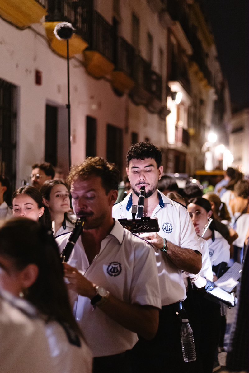 Lapazmalaga's tweet photo. La 𝙑𝙞𝙧𝙜𝙚𝙣 𝙙𝙚 𝙡𝙖 𝙀𝙨𝙥𝙚𝙧𝙖𝙣𝙯𝙖 𝘿𝙞𝙫𝙞𝙣𝙖 𝙀𝙣𝙛𝙚𝙧𝙢𝙚𝙧𝙖 continúa por calle Feria

🎼‘Saeta cordobesa’ de Pedro Gámez Laserna
🎼‘La Estrella Trianera’ de @pgalvez_ 
🎼‘Rosario de Montesión’ de Juan Velázquez Sánchez 

#SuenalaPaz🎶🕊️ #GloriasSevilla26 #TDSCofrade @LanzadaSevilla