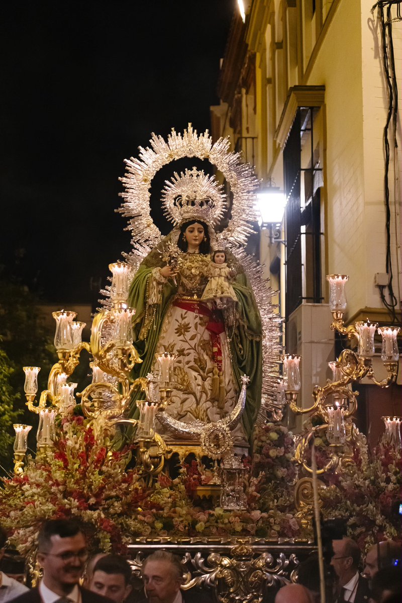 Lapazmalaga's tweet photo. La 𝙑𝙞𝙧𝙜𝙚𝙣 𝙙𝙚 𝙡𝙖 𝙀𝙨𝙥𝙚𝙧𝙖𝙣𝙯𝙖 𝘿𝙞𝙫𝙞𝙣𝙖 𝙀𝙣𝙛𝙚𝙧𝙢𝙚𝙧𝙖 continúa por calle Feria

🎼‘Saeta cordobesa’ de Pedro Gámez Laserna
🎼‘La Estrella Trianera’ de @pgalvez_ 
🎼‘Rosario de Montesión’ de Juan Velázquez Sánchez 

#SuenalaPaz🎶🕊️ #GloriasSevilla26 #TDSCofrade @LanzadaSevilla