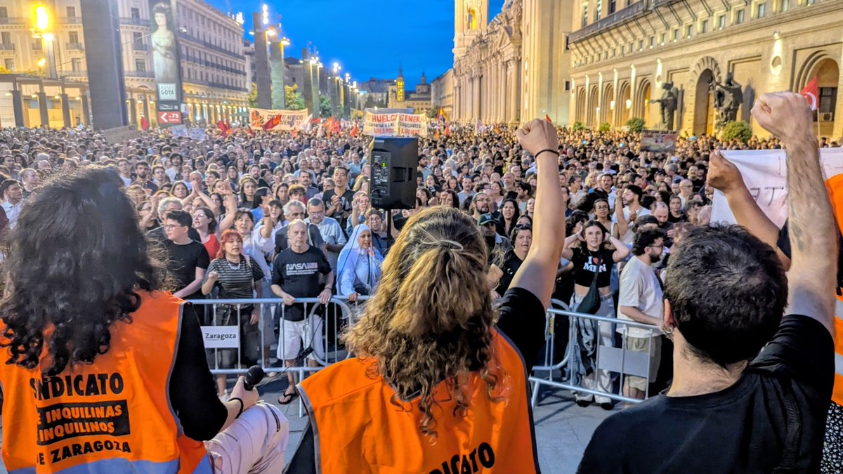arainfonoticias's tweet photo. 🔴 “Esto es imparable”: una movilización histórica desborda Zaragoza por el derecho a la vivienda. 40.000 personas, según @InquilinasZgz, recorren durante más de tres horas el centro de la ciudad: “Rentistas culpables, gobiernos responsables”: https://t.co/IMjsu0pnFE

✍️ @igoiz17 https://t.co/0WIB4dMlv2