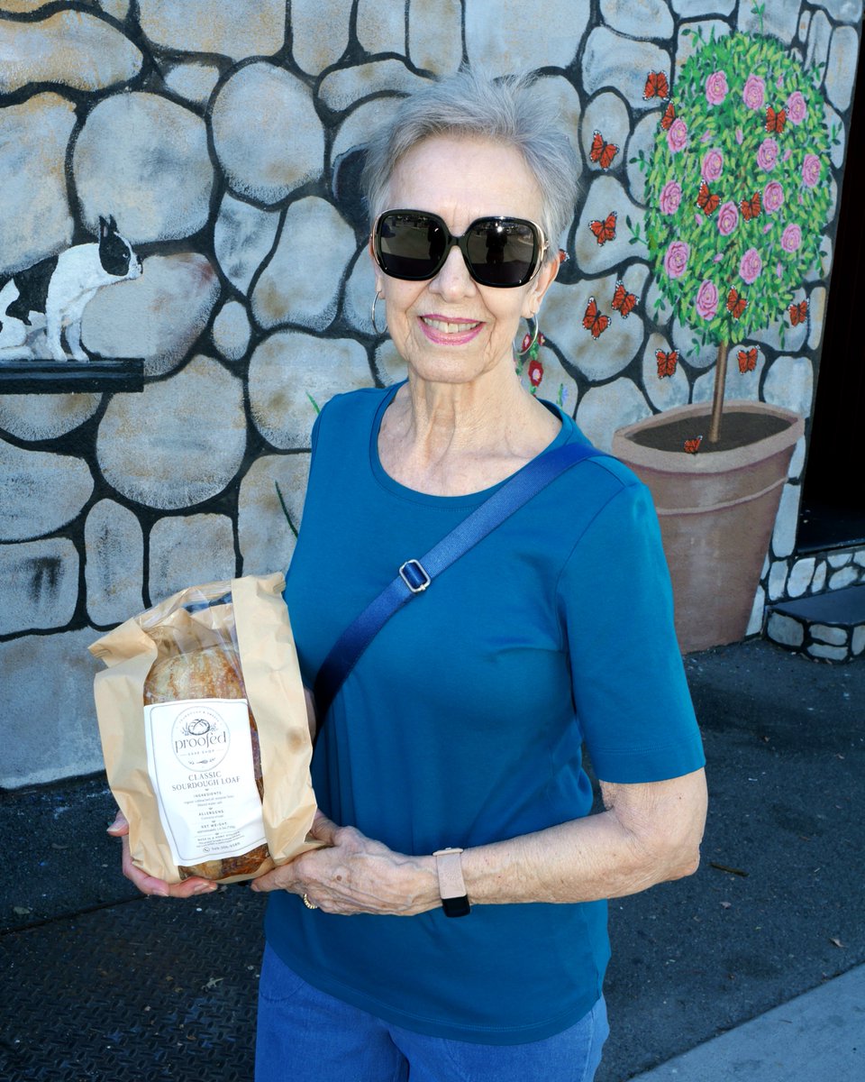 GaryWJeffPhotog's tweet photo. Two beaufiful women in my life and a loaf of gifted bread. What a great way to start my day..... https://t.co/reCIJ3tLOS