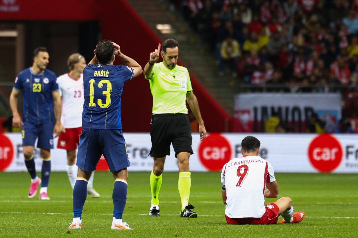 zmajevi's tweet photo. Poljska bez svoje legende: Lewandowski nakon hattricka ne dolazi u BiH reprezentacija.​ba/535182-poljska-bez-svoje-legende-lewandowski-nakon-hattricka-ne-dolazi-u-bih #Poljska #Lewandowski #Hattrick #Fudbal #BiH https://t.co/Mxm4QuIHUH