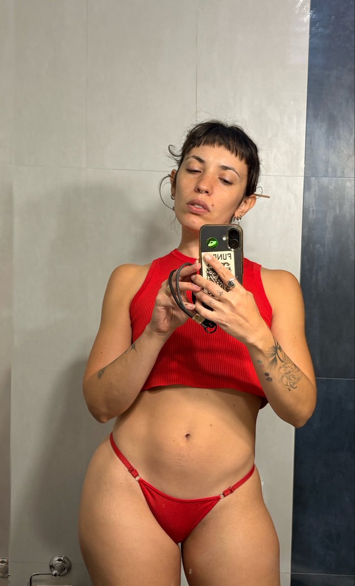 MandalaBound's tweet photo. U say red looks good on me? https://t.co/VPKvdhK3Ik