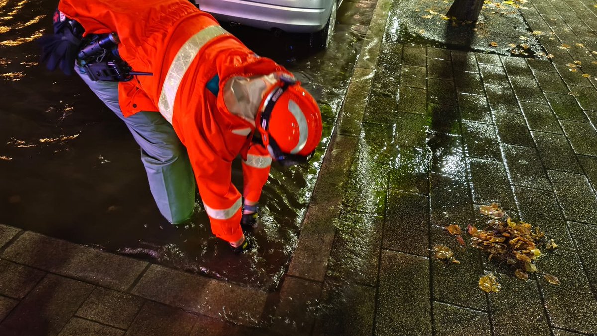 BarakaldoPcivil's tweet photo. Por aviso de Policia Local nos acercamos a calle murrieta a la altura del IMD por balsas de agua. 
Procedemos a desatascar las arquetas y limpiar calzada.
 
#euria 
#AlertaNaranja
#proteccioncivil https://t.co/HceI7WXU1K