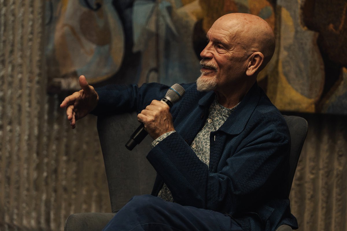 CulturaUNAM's tweet photo. ¡John Malkovich nos habló sobre “Informe sobre ciegos”, obra que estrena hoy en México junto a la pianista Anastasya Terenkova en el #FestivalCulturaUNAM!  🎭🎼
Una adaptación que el actor estadounidense hizo del célebre capítulo de la novela Sobre héroes y tumbas, de Ernesto Sábato, acompañado por el Concierto para piano y orquesta de cuerdas, de Alfred Schnittke.

#FestivalCulturaUNAM
#JohnMalkovich

Fotos: Rodrigo Vázquez /ArchivoCulturaUNAM
