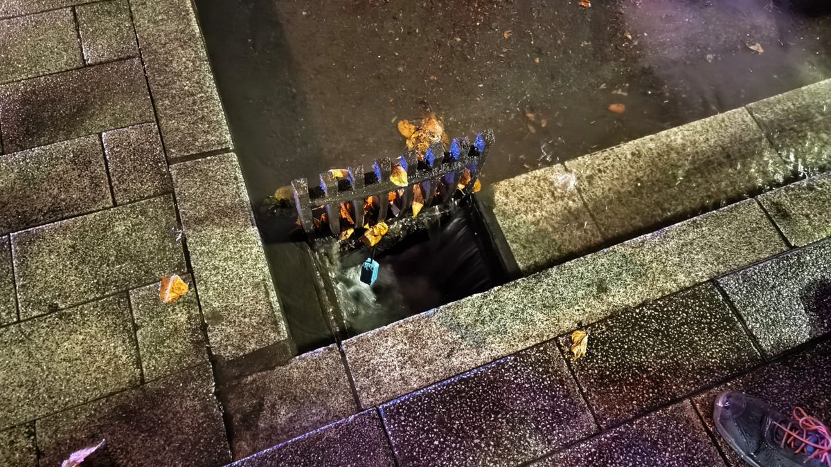 BarakaldoPcivil's tweet photo. Por aviso de Policia Local nos acercamos a calle murrieta a la altura del IMD por balsas de agua. 
Procedemos a desatascar las arquetas y limpiar calzada.
 
#euria 
#AlertaNaranja
#proteccioncivil https://t.co/HceI7WXU1K
