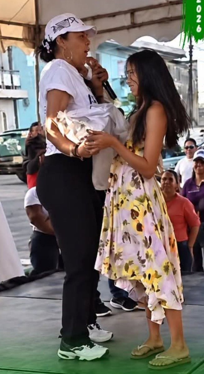 maenortega's tweet photo. @LaCamachoEc @RobertaZam_ofi @MoniPalaciosZ ¿ Eres imbécil o te haces ? 
Claramente se puede observar que si es una niña la que sube a la tarima. https://t.co/YyYFpqrKmK