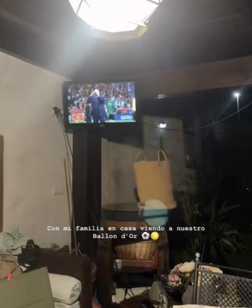 Somhiseremfcb's tweet photo. 📱 Ines Garcia (la novia de Lamine Yamal) en IG:

“En casa con mi familia, viendo nuestro Ballon d’Or.” https://t.co/1E7dAMSLWo