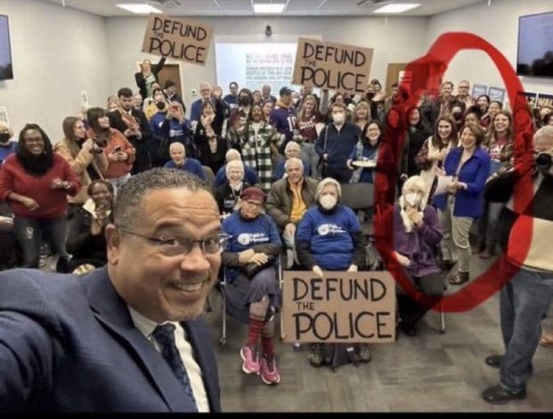 GuppysGirl2's tweet photo. @amyklobuchar Don't believe that what you see AND don't believe anything aimless has to say https://t.co/4eTBfui2PC