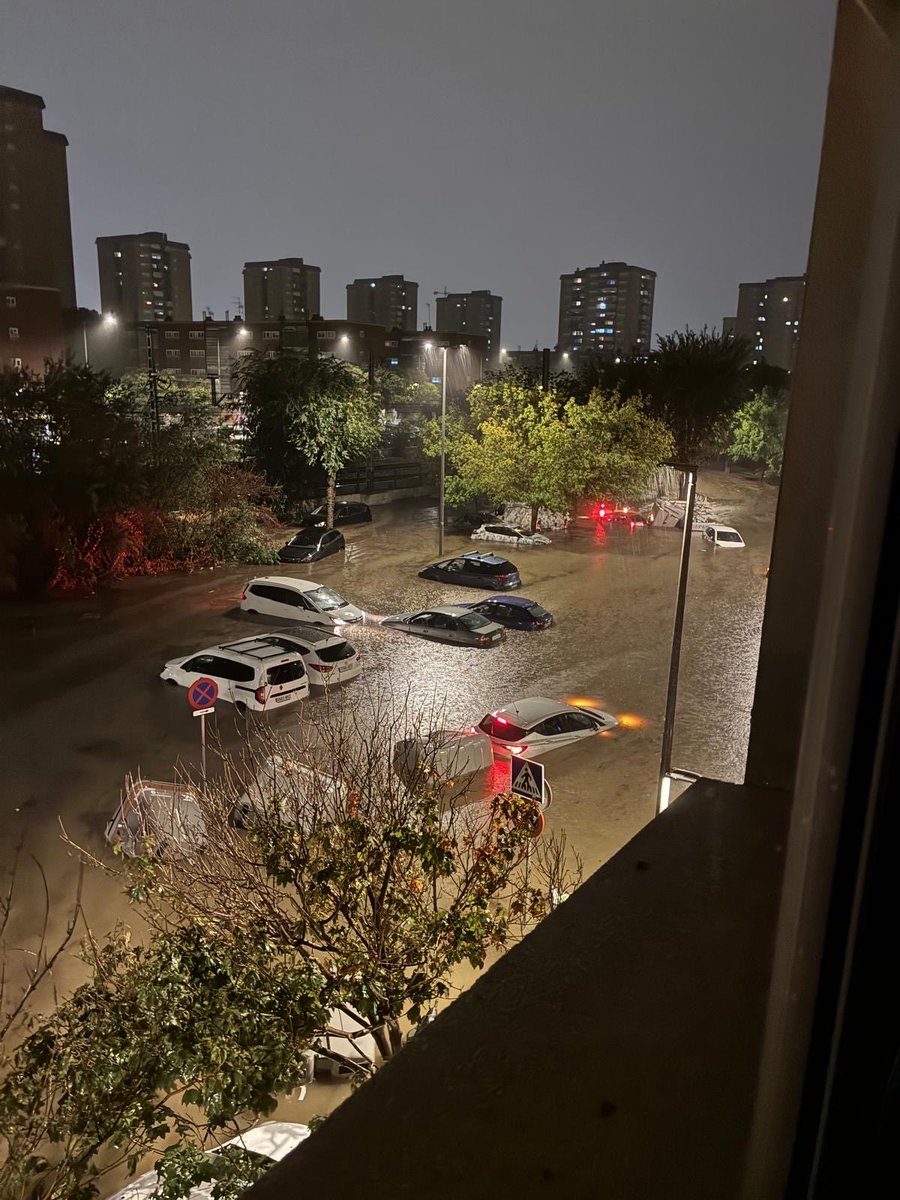 P4Estacions's tweet photo. ⛈️ Més imatges de les greus inundacions a l’Hospitalet de Llobregat ⚠️

@LAURI_DSEN 

#Projecte4Estacions https://t.co/stznz4HDeZ