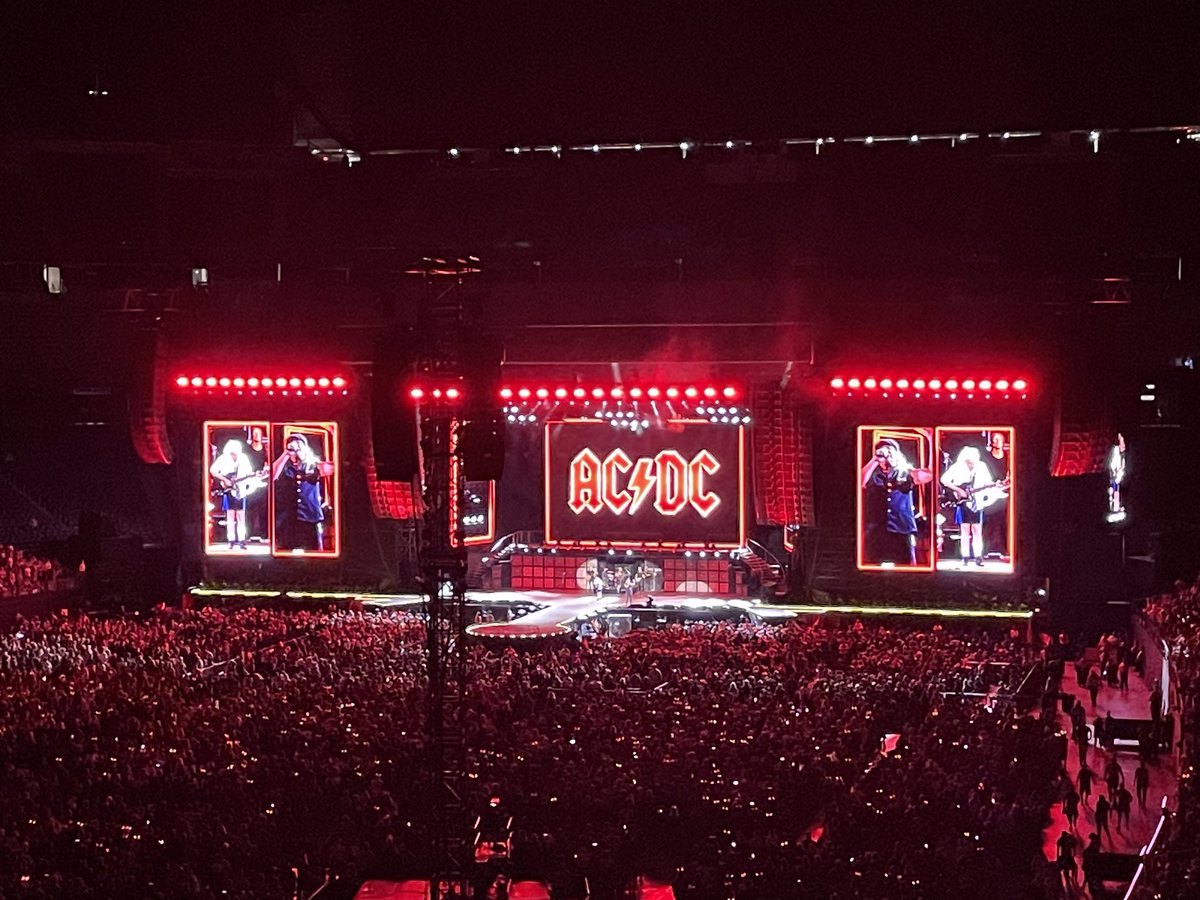 littleDebbie_2's tweet photo. We went to see @acdc in Vegas. We had never seen them. It was the best concert. PERIOD! We missed them last year, and regretted it. #ACDC #PWERUP 🤟🏻🤟🏻⚡️⚡️ https://t.co/cI3K18yxAu