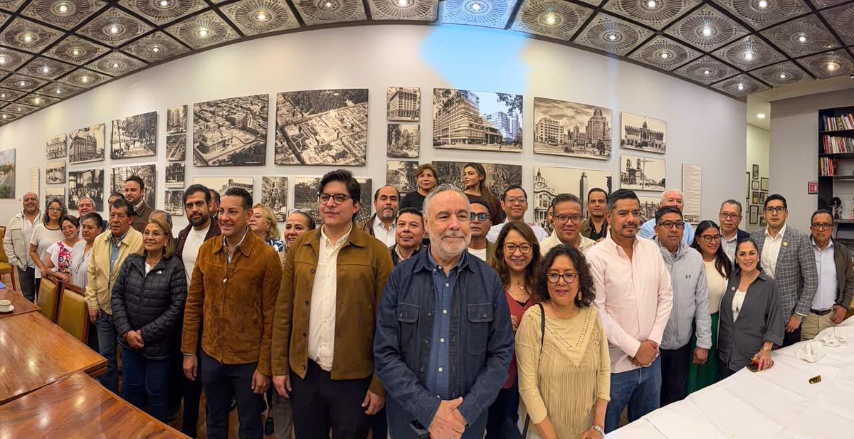 aramirezcuellar's tweet photo. Un gran encuentro de nuestro Presidente de Morena en la CDMX, @Paulogarciag, con los representantes de todos los sindicatos, centrales y federaciones de trabajadoras y trabajadores de los apartados A y B en la capital del país. https://t.co/I5xSD9e0wF