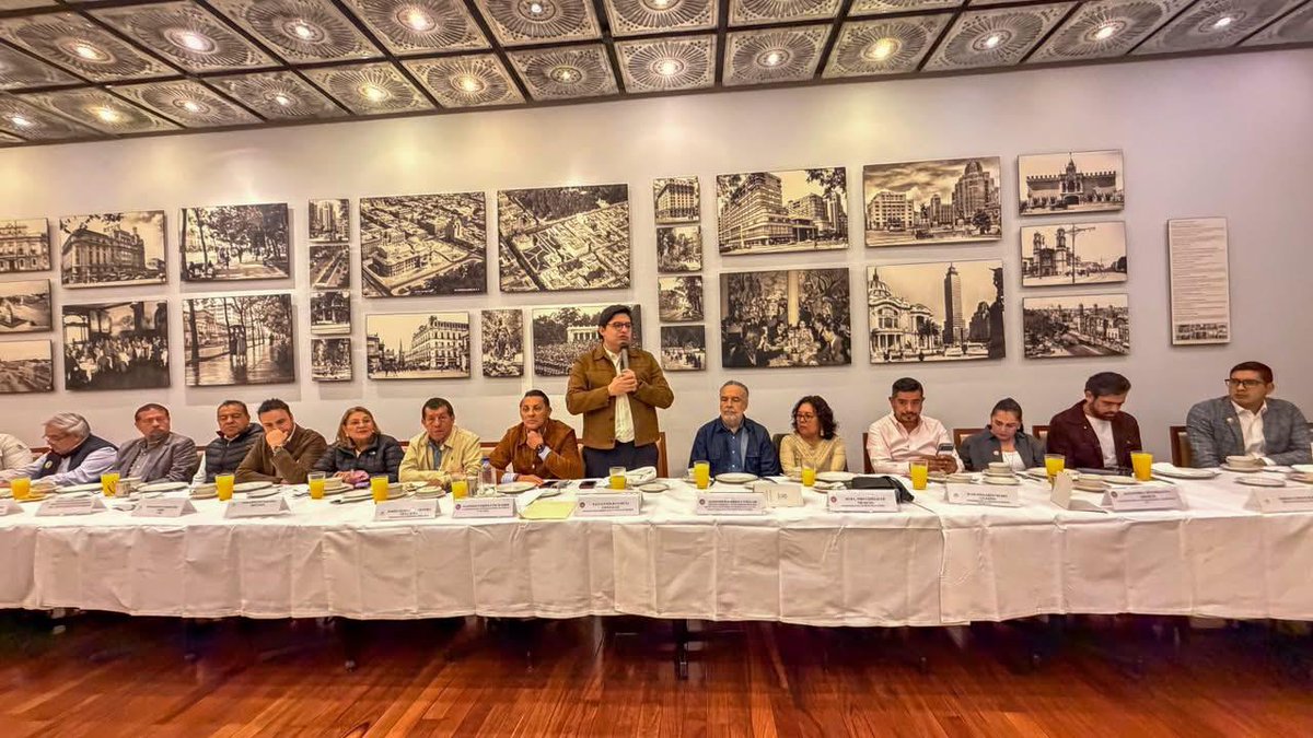 aramirezcuellar's tweet photo. Un gran encuentro de nuestro Presidente de Morena en la CDMX, @Paulogarciag, con los representantes de todos los sindicatos, centrales y federaciones de trabajadoras y trabajadores de los apartados A y B en la capital del país. https://t.co/I5xSD9e0wF