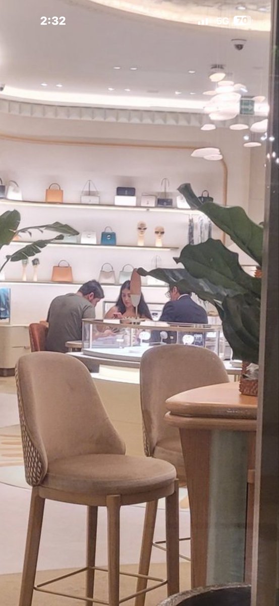 jorgegogdl's tweet photo. Gonzalo López Beltrán “Bobby” hijo de Andrés Manuel López Obrador comprando en la tienda Cartier de “La Isla” en Cancún el pasado 13 de Septiembre. 

Esos chocolates Rocío y sus 13 actividades empresariales si dejan dinero 💰 https://t.co/p7O1aNXu0M
