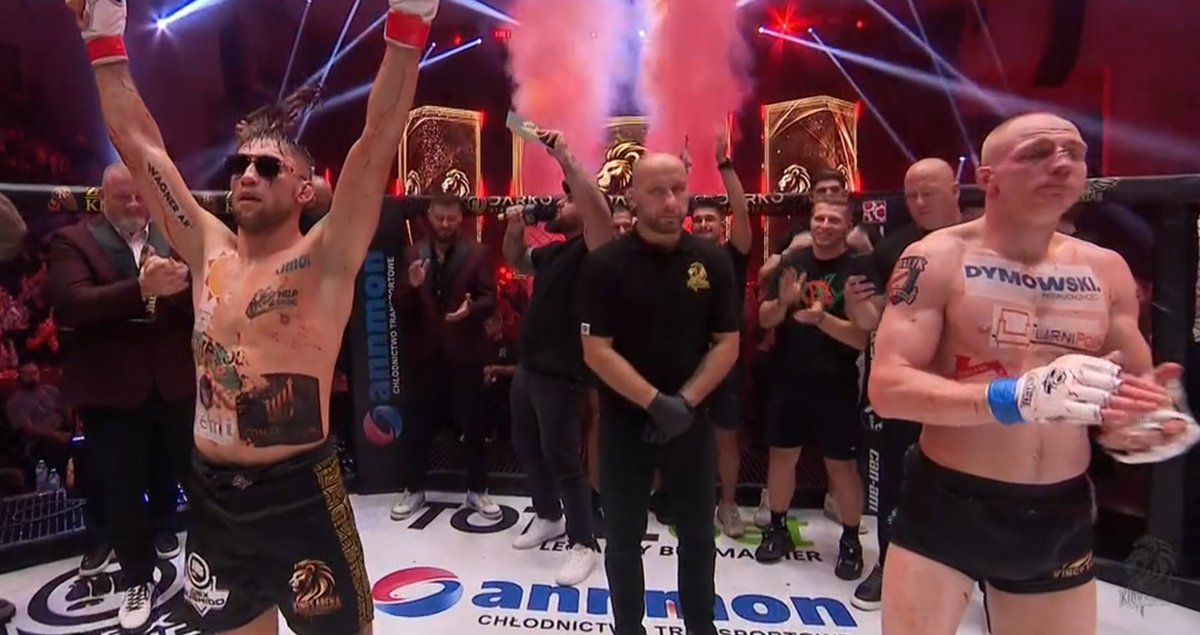 swiat_mma's tweet photo. Mateusz Kisielewski 🇵🇱 (8-1) pokonuje Wawrzyńca Bartnika 🇵🇱 (12-5) w main evencie #KingsArena4 https://t.co/xwM2xKiLDs