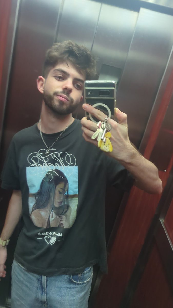 xitxitxitu's tweet photo. te molt bona llum aquest ascensor tbh https://t.co/lPxDF559gc