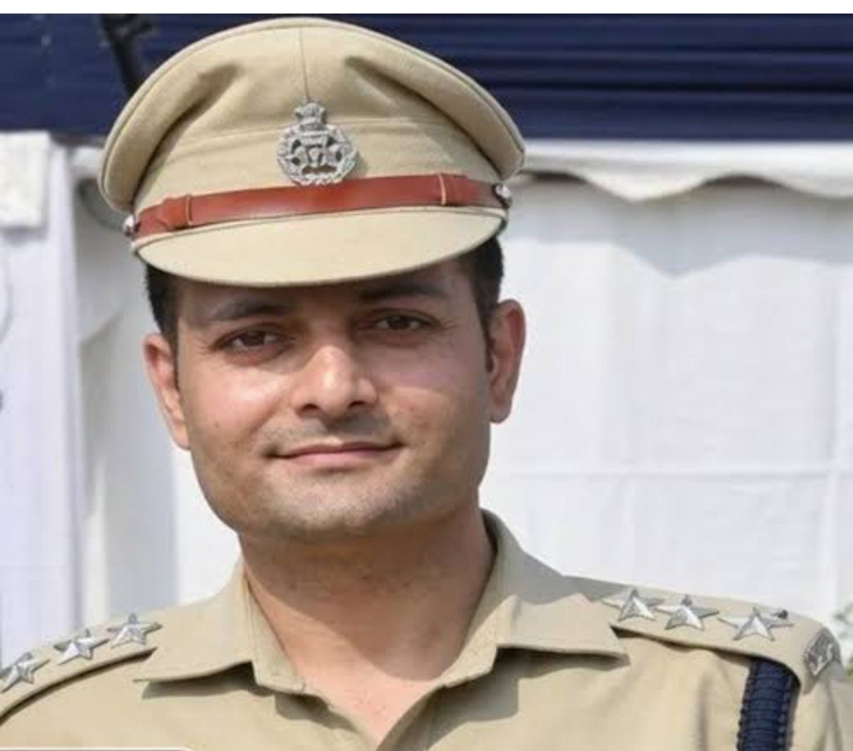Shoonya_ydv's tweet photo. यह स्वतंत्र पत्रकार रोज़ी हैं, इन्होंने दिल्ली पुलिस पर गंभीर आरोप लगाया है. ये बता रहीं कि विडियो शूट करते समय ACP Vivek Bhagat ने इनके ब्रेस्ट को दबाया और धक्का दिया. 

इनके ख़िलाफ़ रोज़ी FIR दर्ज़ कराने के लिए पार्लियामेंट थाने में 5 घंटे बैठीं रहीं लेकिन FIR. दर्ज़ नहीं की गई.