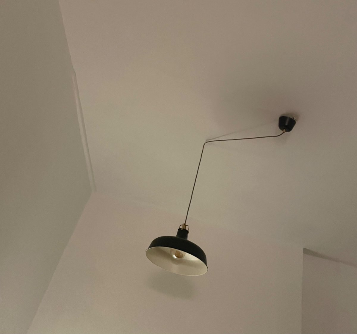 Sonntag1410's tweet photo. Unfassbare Arbeit dieses #Malern und Respekt an alle, die das beruflich machen! Etwa die Hälfte der Küche (Wände und Decke in 3,30 m Höhe) ist fertig, inkl. Möbel raus-rein.🙄 Der Putz saugt ganz gut, daher muss man z.T. 2x streichen. Wahnsinn! Allen einen schönen Abend. #TdDE https://t.co/axgXISt03T
