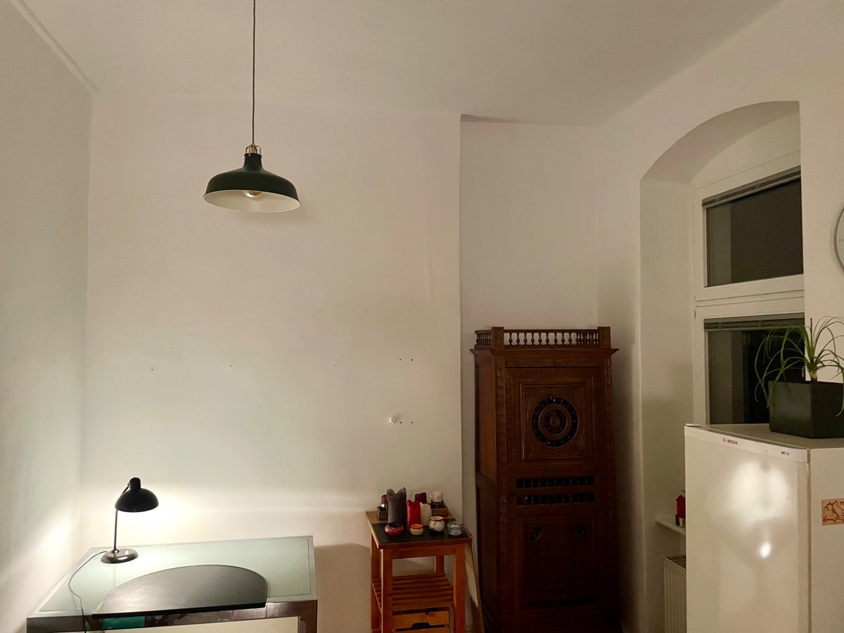 Sonntag1410's tweet photo. Unfassbare Arbeit dieses #Malern und Respekt an alle, die das beruflich machen! Etwa die Hälfte der Küche (Wände und Decke in 3,30 m Höhe) ist fertig, inkl. Möbel raus-rein.🙄 Der Putz saugt ganz gut, daher muss man z.T. 2x streichen. Wahnsinn! Allen einen schönen Abend. #TdDE https://t.co/axgXISt03T