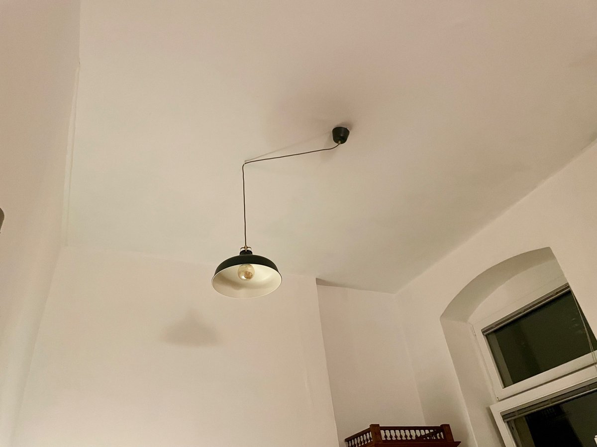 Sonntag1410's tweet photo. Unfassbare Arbeit dieses #Malern und Respekt an alle, die das beruflich machen! Etwa die Hälfte der Küche (Wände und Decke in 3,30 m Höhe) ist fertig, inkl. Möbel raus-rein.🙄 Der Putz saugt ganz gut, daher muss man z.T. 2x streichen. Wahnsinn! Allen einen schönen Abend. #TdDE https://t.co/axgXISt03T