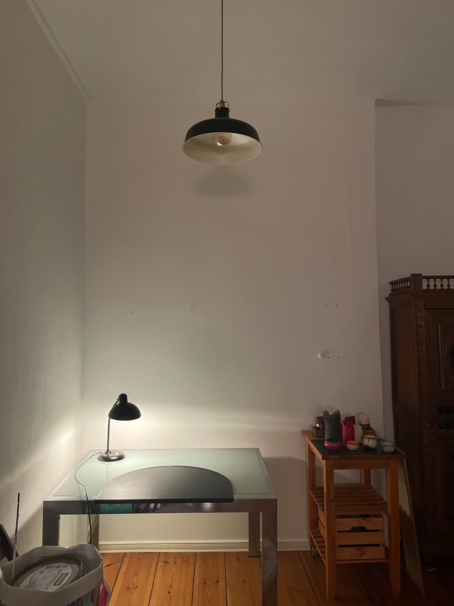 Sonntag1410's tweet photo. Unfassbare Arbeit dieses #Malern und Respekt an alle, die das beruflich machen! Etwa die Hälfte der Küche (Wände und Decke in 3,30 m Höhe) ist fertig, inkl. Möbel raus-rein.🙄 Der Putz saugt ganz gut, daher muss man z.T. 2x streichen. Wahnsinn! Allen einen schönen Abend. #TdDE https://t.co/axgXISt03T