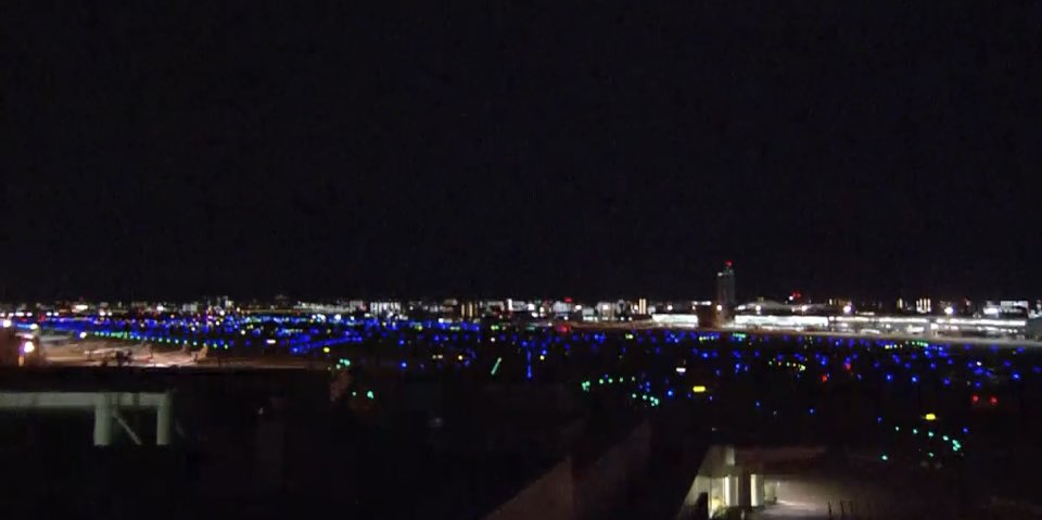 chip72781548's tweet photo. 夜に福岡空港を通ると、PerfumeのチョコレートディスコのPVがいつも脳内再生される。

#prfm https://t.co/jlnSo14NE0