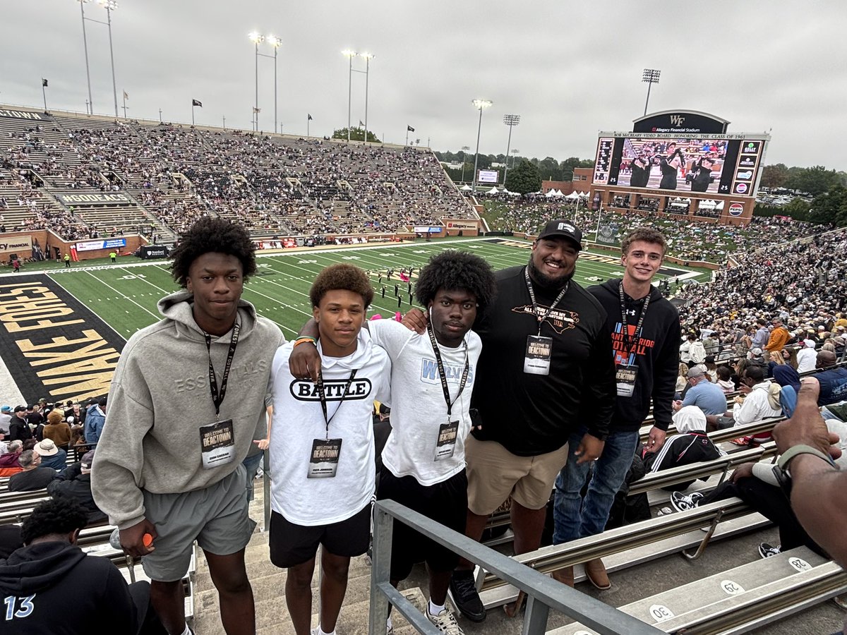 RRizzuti10's tweet photo. Had an amazing time at @WakeFB with my family and my @brhswolves_fb teammates https://t.co/kBDkJrclQ0