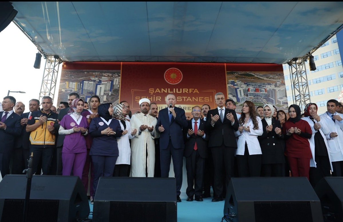 ZehraAy063's tweet photo. Cumhurbaşkanımız Sayın Recep Tayyip Erdoğan’ın teşrifleriyle Şanlıurfa Şehir Hastanemizin açılışını, hemşehrilerimizin yoğun katılımıyla büyük bir coşkuyla gerçekleştirdik.

Şanlıurfa’mızın sağlık altyapısına güç katacak, hemşehrilerimize modern sağlık hizmetleri sunacak Şehir Hastanemizin açılışı şehrimiz için önemli bir kazanım oldu.

Şanlıurfa’mıza hayırlı, uğurlu olsun. 🇹🇷

@RTErdogan 
@Akparti @drmemisoglu 
@tugbaisikercan @AKKADINGM