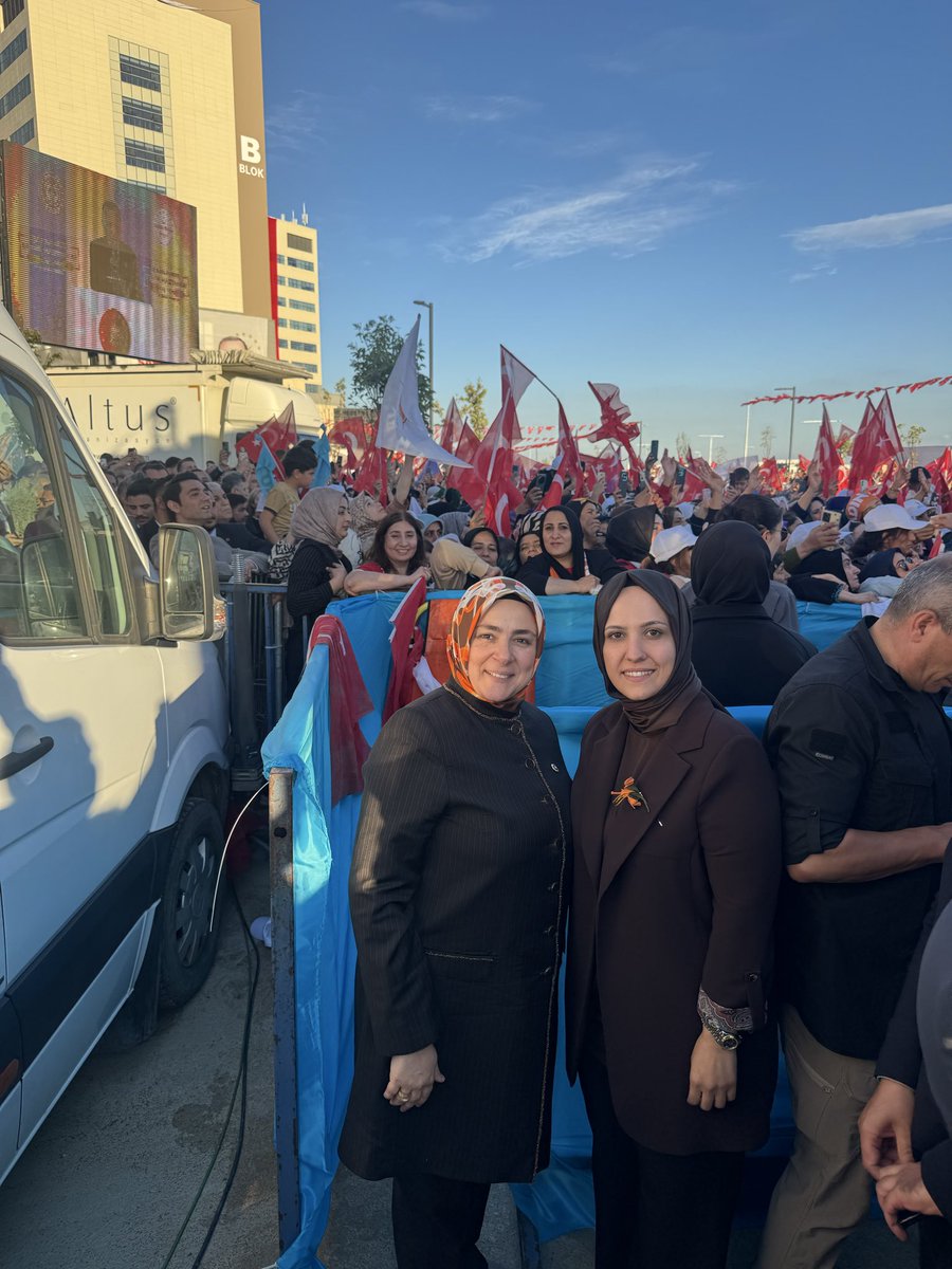 ZehraAy063's tweet photo. Cumhurbaşkanımız Sayın Recep Tayyip Erdoğan’ın teşrifleriyle Şanlıurfa Şehir Hastanemizin açılışını, hemşehrilerimizin yoğun katılımıyla büyük bir coşkuyla gerçekleştirdik.

Şanlıurfa’mızın sağlık altyapısına güç katacak, hemşehrilerimize modern sağlık hizmetleri sunacak Şehir Hastanemizin açılışı şehrimiz için önemli bir kazanım oldu.

Şanlıurfa’mıza hayırlı, uğurlu olsun. 🇹🇷

@RTErdogan 
@Akparti @drmemisoglu 
@tugbaisikercan @AKKADINGM