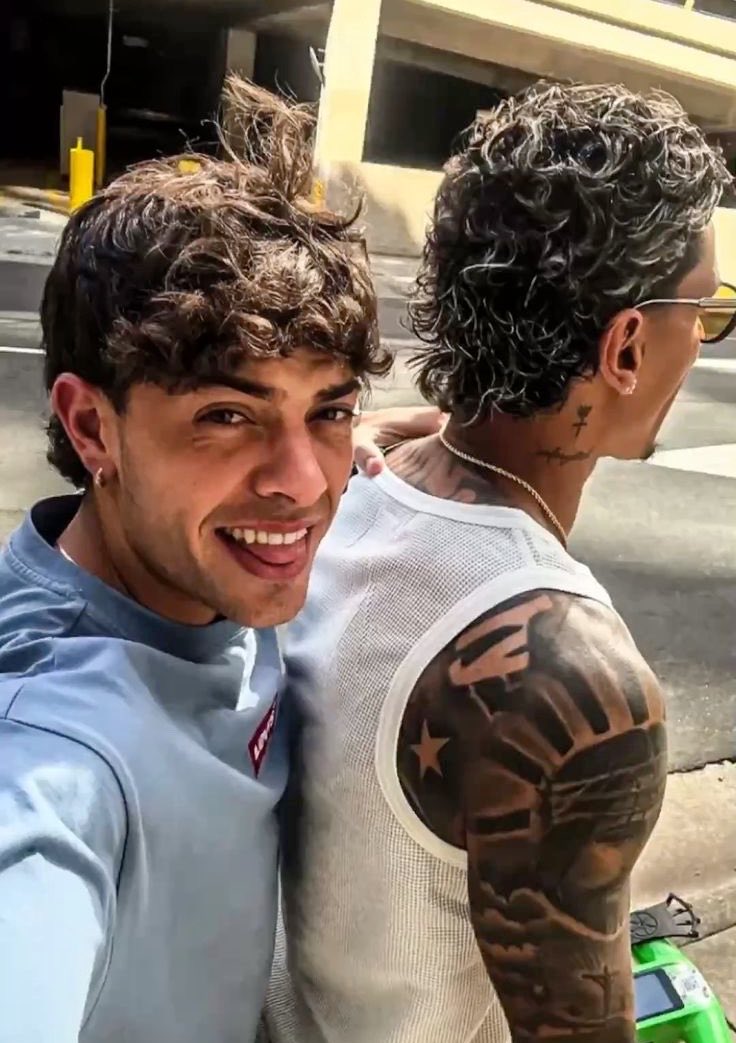 giaylopez's tweet photo. vendo sobre isso do richard pegar boys fiquei pensando no richard com o giay pq certeza que esses dois já se pegaram 😮‍💨 https://t.co/Eh39J9nwdP