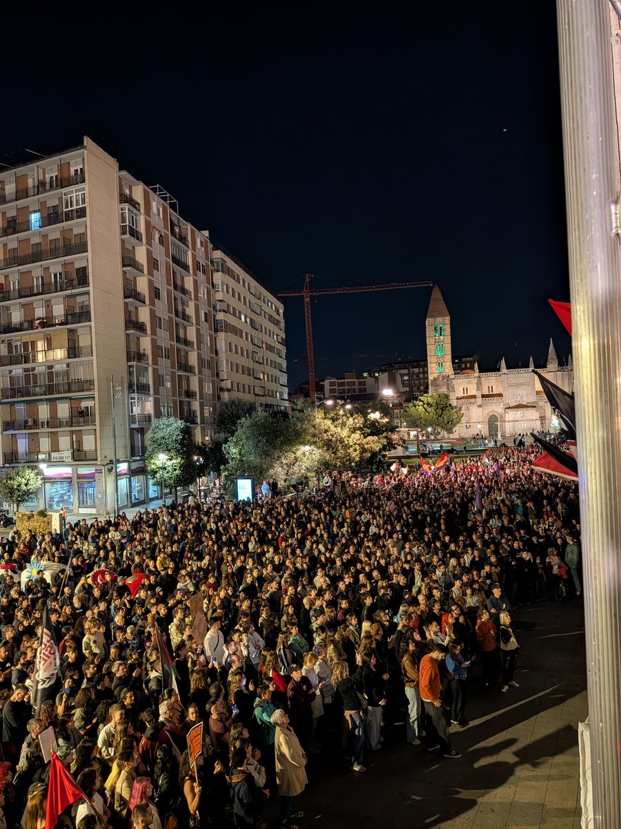 FonsiLoaiza's tweet photo. Lleno absoluto en Valladolid en la manifestación en defensa de la vivienda digna. https://t.co/TZed0LqYNe