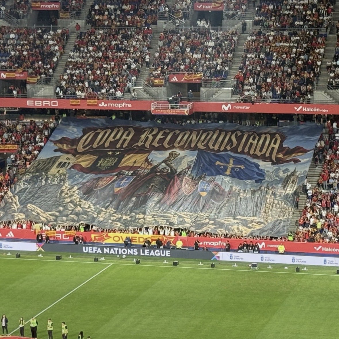 GradaBpro's tweet photo. El tifo del Carlos Tartiere para recibir a la selección. 

📣 Copa Reconquistada.

📷 @ElImperialEsp https://t.co/YfyvGRivP1