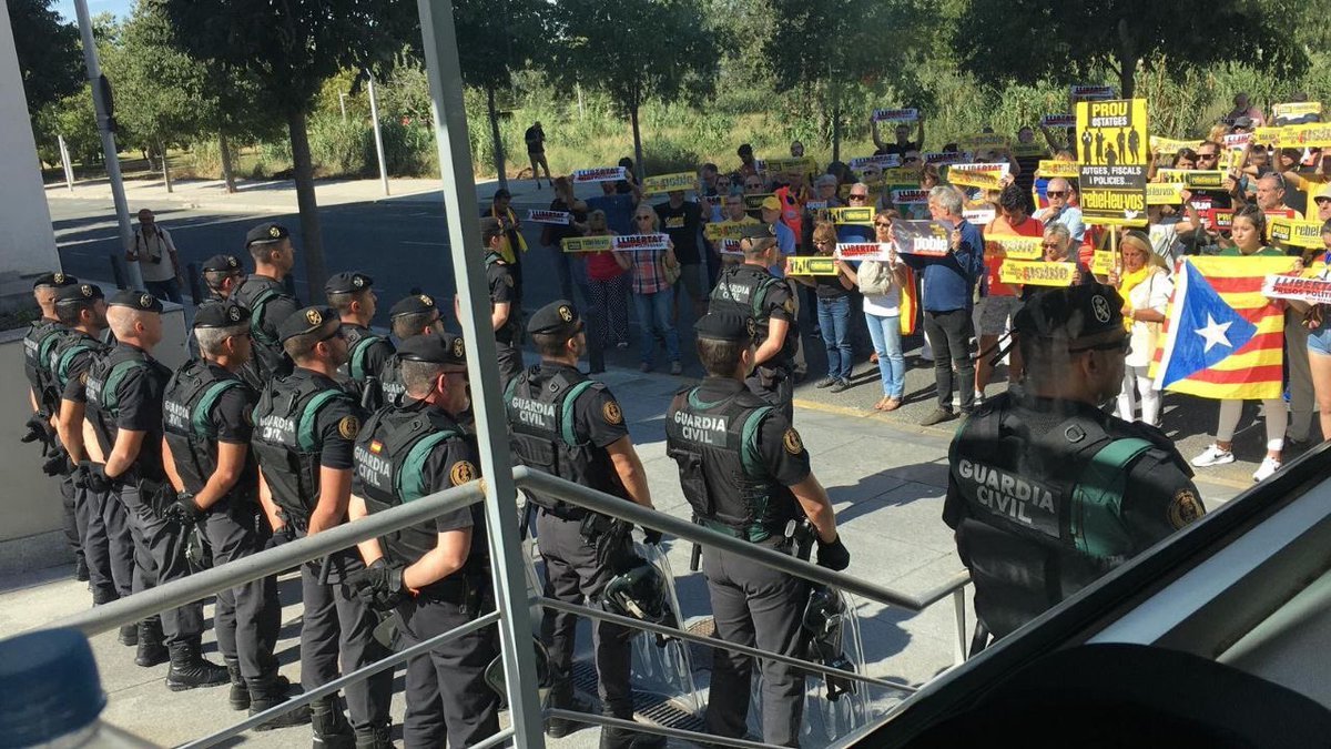 AUGC_Valladolid's tweet photo. A todos los que nos gritáis.
Sí, estamos orgullosos de ser policías.
Uno de los mejores trabajos del mundo. https://t.co/qEMXGhwdOX