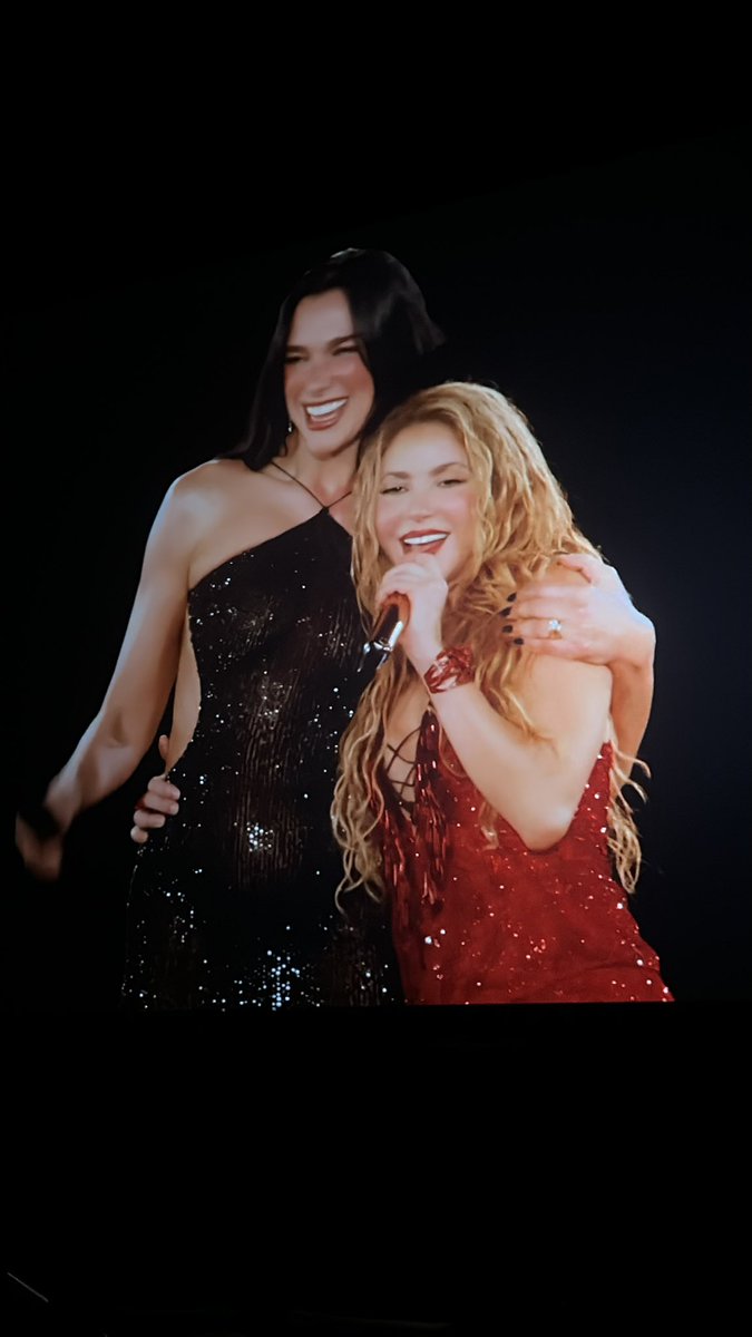 DUAL1PAMEXICO's tweet photo. Dua Lipa con Shakira en cuando cantaron “Antología” ⭐️❤️ https://t.co/DjnJ2I1HTY