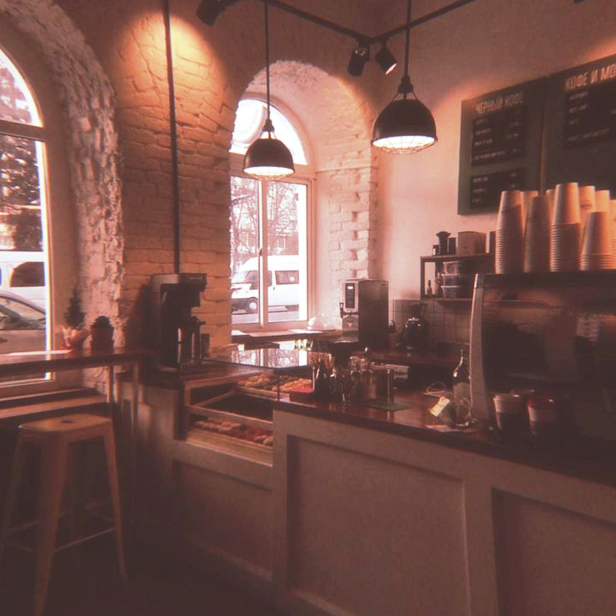 _milkyalien's tweet photo. #AUtober × #Stronghat – Coffee Shop
Luis Madrigal frequenta todos os dias a mesma cafeteria apenas para observar sua paixão secreta. Certo dia, Madrigal começa a perceber que o atendente de sempre não está mais trabalhando, fazendo o garoto ficar preocupado.
Ou+ https://t.co/FktCPEcXU6