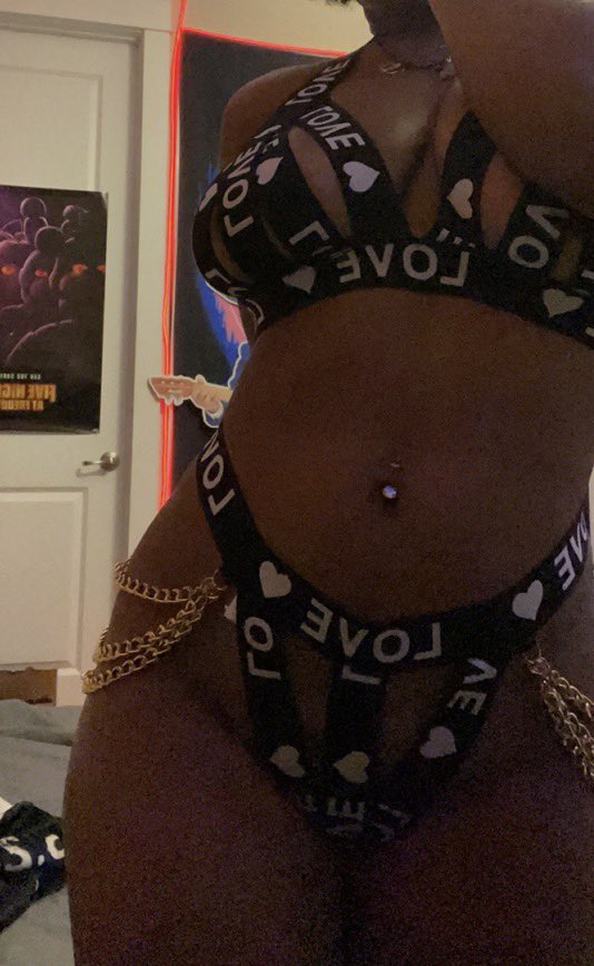 PYTChanelll's tweet photo. This outfit is so nice omg 🤤🖤 https://t.co/ebLisazK6V