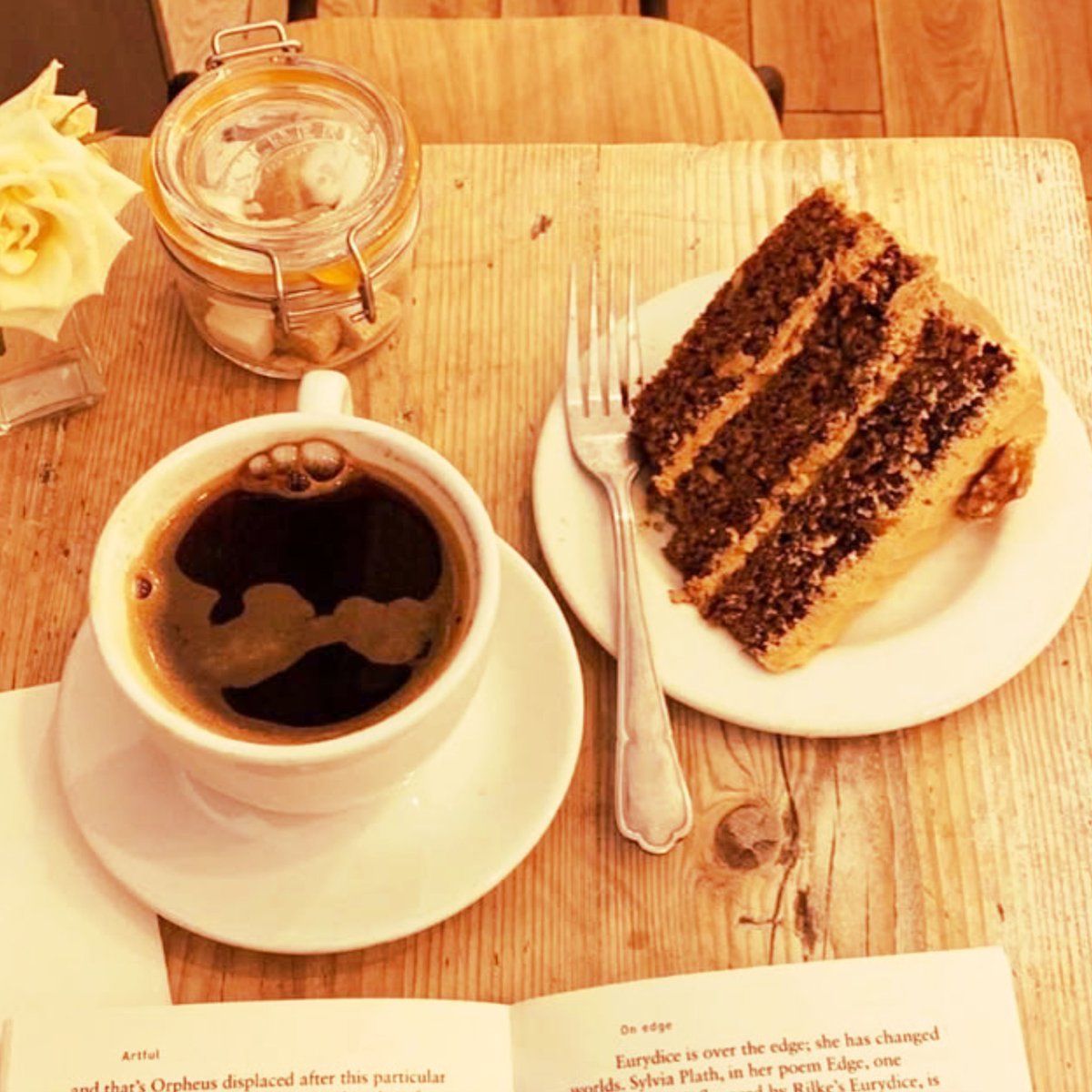 _milkyalien's tweet photo. #AUtober × #Stronghat – Coffee Shop
Luis Madrigal frequenta todos os dias a mesma cafeteria apenas para observar sua paixão secreta. Certo dia, Madrigal começa a perceber que o atendente de sempre não está mais trabalhando, fazendo o garoto ficar preocupado.
Ou+ https://t.co/FktCPEcXU6