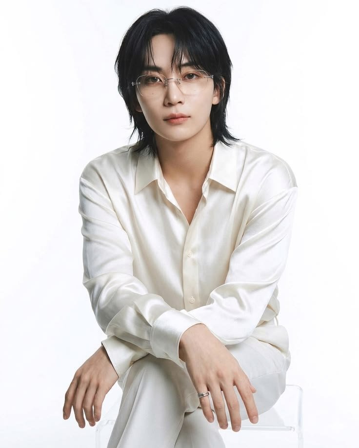 HYBE_Chart's tweet photo. Happy 31st birthday to JEONGHAN of SEVENTEEN! https://t.co/XZH64EaBOV
