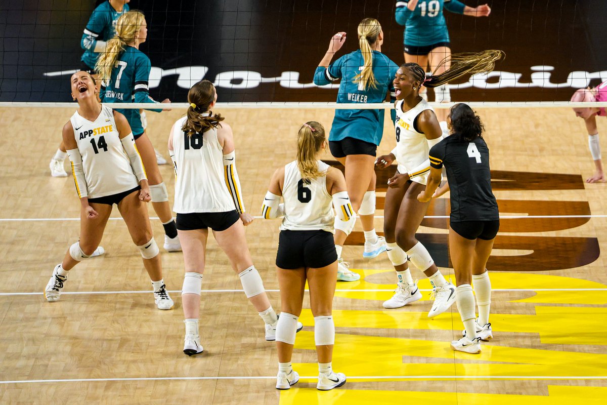 AppStateVB's tweet photo. S5 | App State 12, Coastal 10

Inching closer...

#OverTheTop https://t.co/QNLVT1rOwl