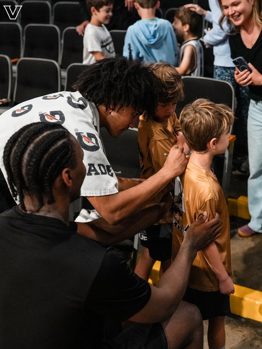 VandyMBB's tweet photo. Thank you to all the season ticket holders and kids club members for coming out to practice today! https://t.co/36LQWAowDK