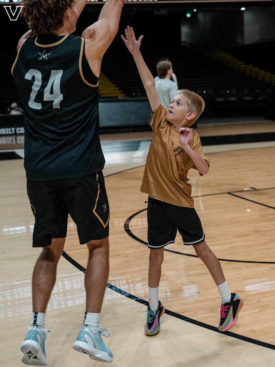 VandyMBB's tweet photo. Thank you to all the season ticket holders and kids club members for coming out to practice today! https://t.co/36LQWAowDK