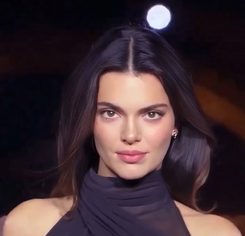 popbuzzz_'s tweet photo. Kendall Jenner is a living proof that some face card never declines. https://t.co/CzCRyMYfvJ