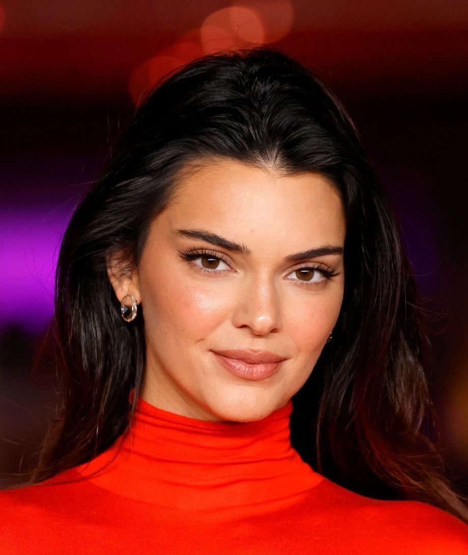 popbuzzz_'s tweet photo. Kendall Jenner is a living proof that some face card never declines. https://t.co/CzCRyMYfvJ