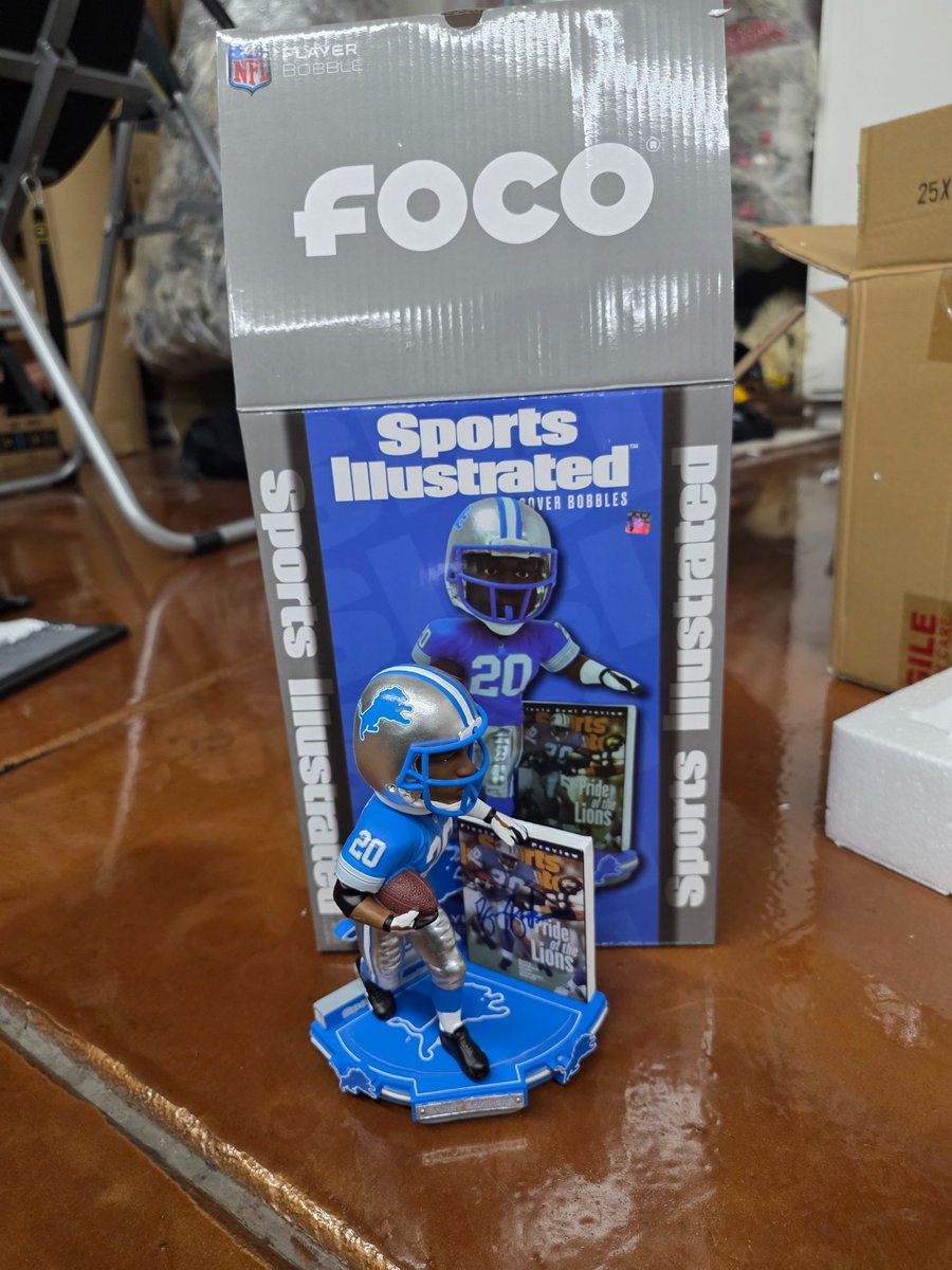 BarrySanders's tweet photo. OK @Lions fans - let's get #roaring for this weekend!

Here's a chance to win a limited edition @FOCOusa @SInow #PrideOfTheLions cover bobble - signed by yours truly!

Here is what you have to do:

1) Follow Us and like this post
2) Repost and tag your choice for who will score first for the @Lions tomorrow?

#Winner selected at Random

Good Luck!  Let's Go!