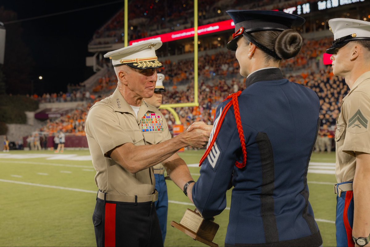 CMC_MarineCorps's tweet photo. Last night at Virginia Tech, I had the honor of rendering the First Salute and presenting the Commandant’s Trophy to two @VTCorpsofCadets who were top candidates at OCS this summer. These cadets represent the next generation of leaders who will serve the Nation and lead Marines. https://t.co/FUea5GUT4V